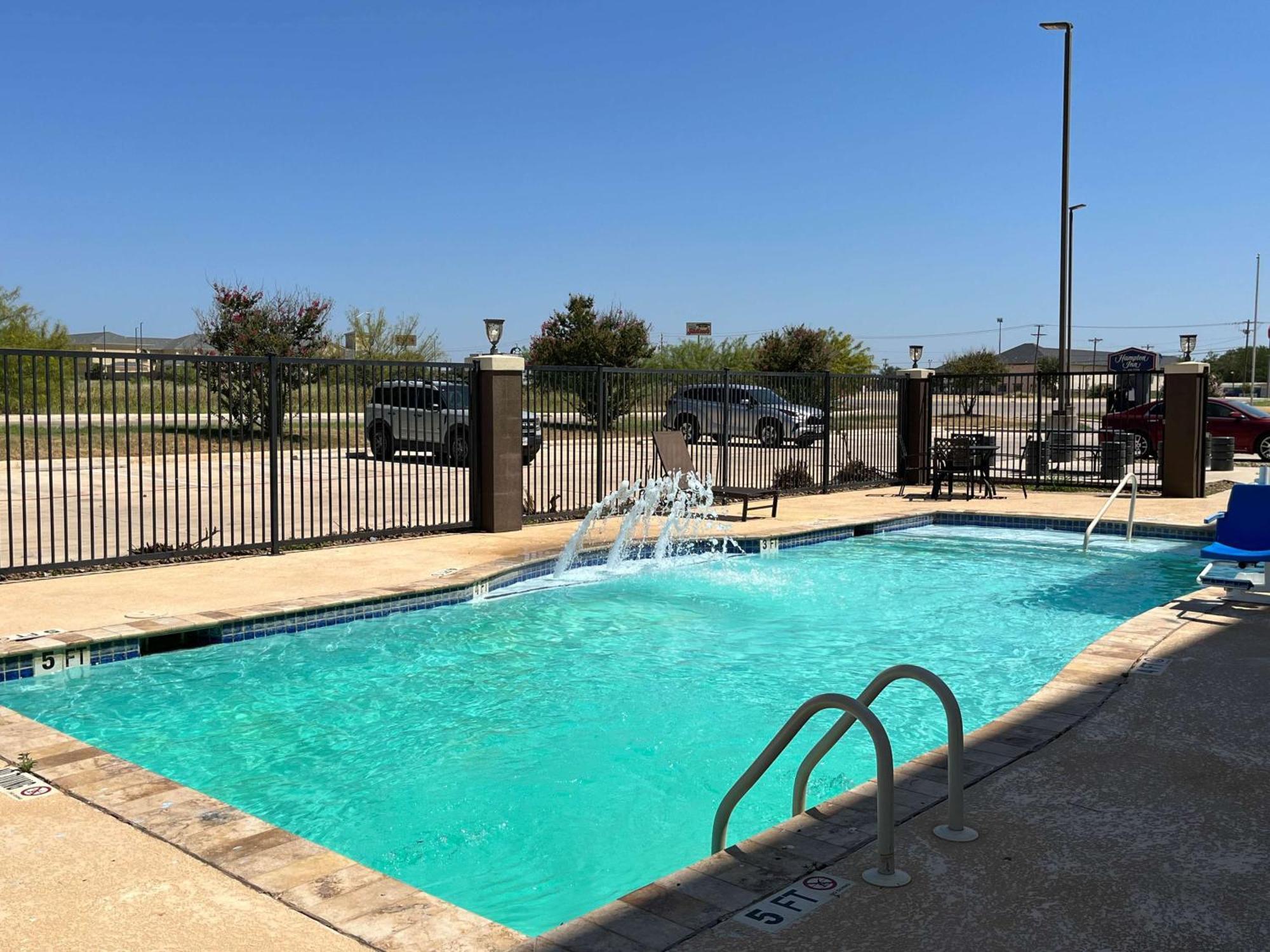 Hampton Inn Pearsall Bagian luar foto
