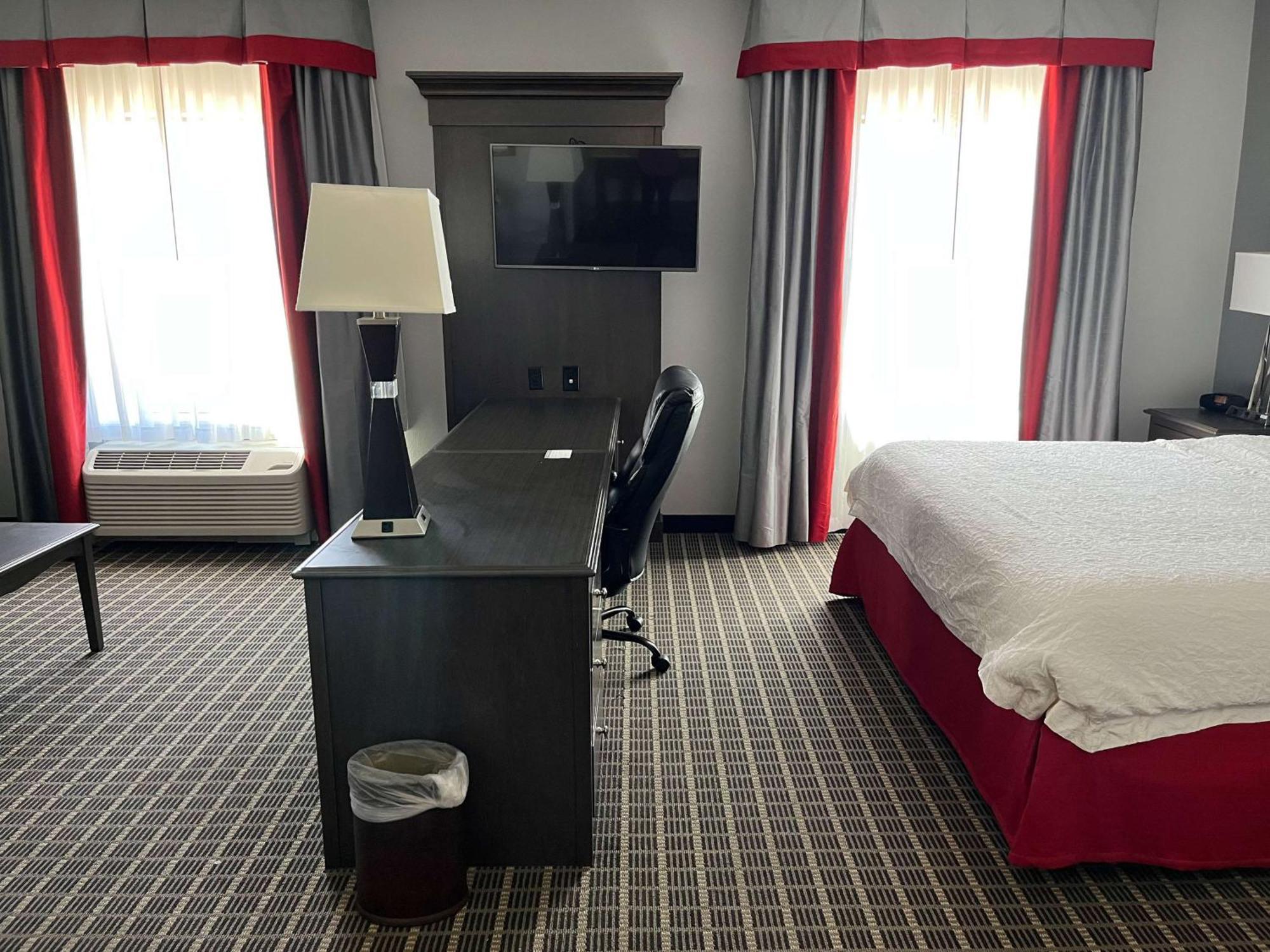 Hampton Inn Pearsall Bagian luar foto