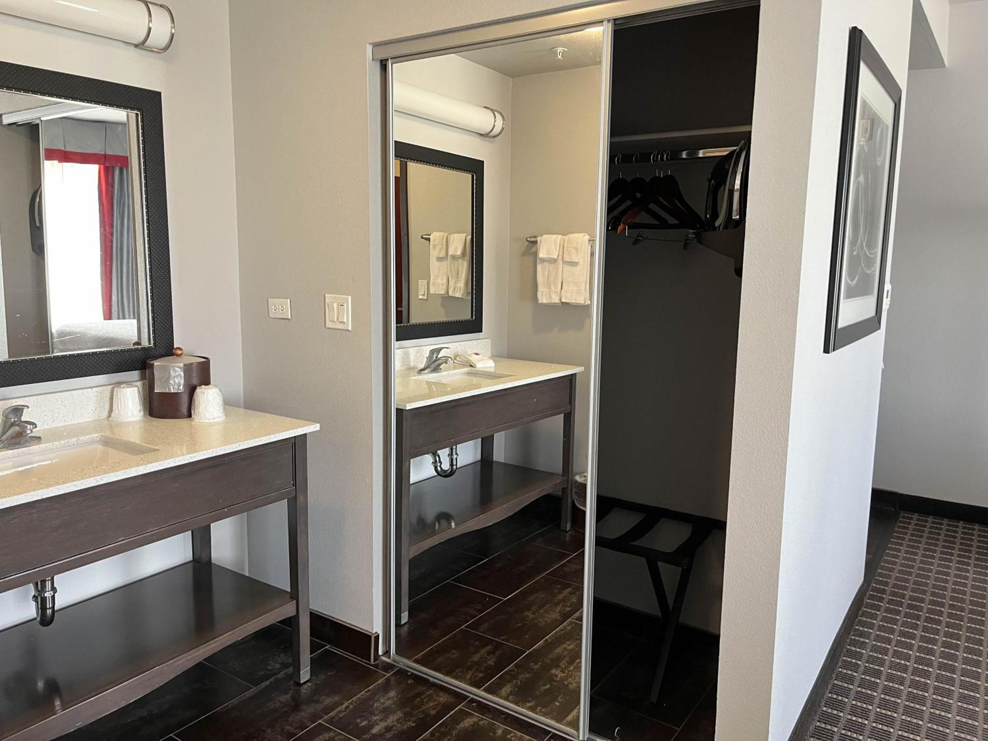 Hampton Inn Pearsall Bagian luar foto