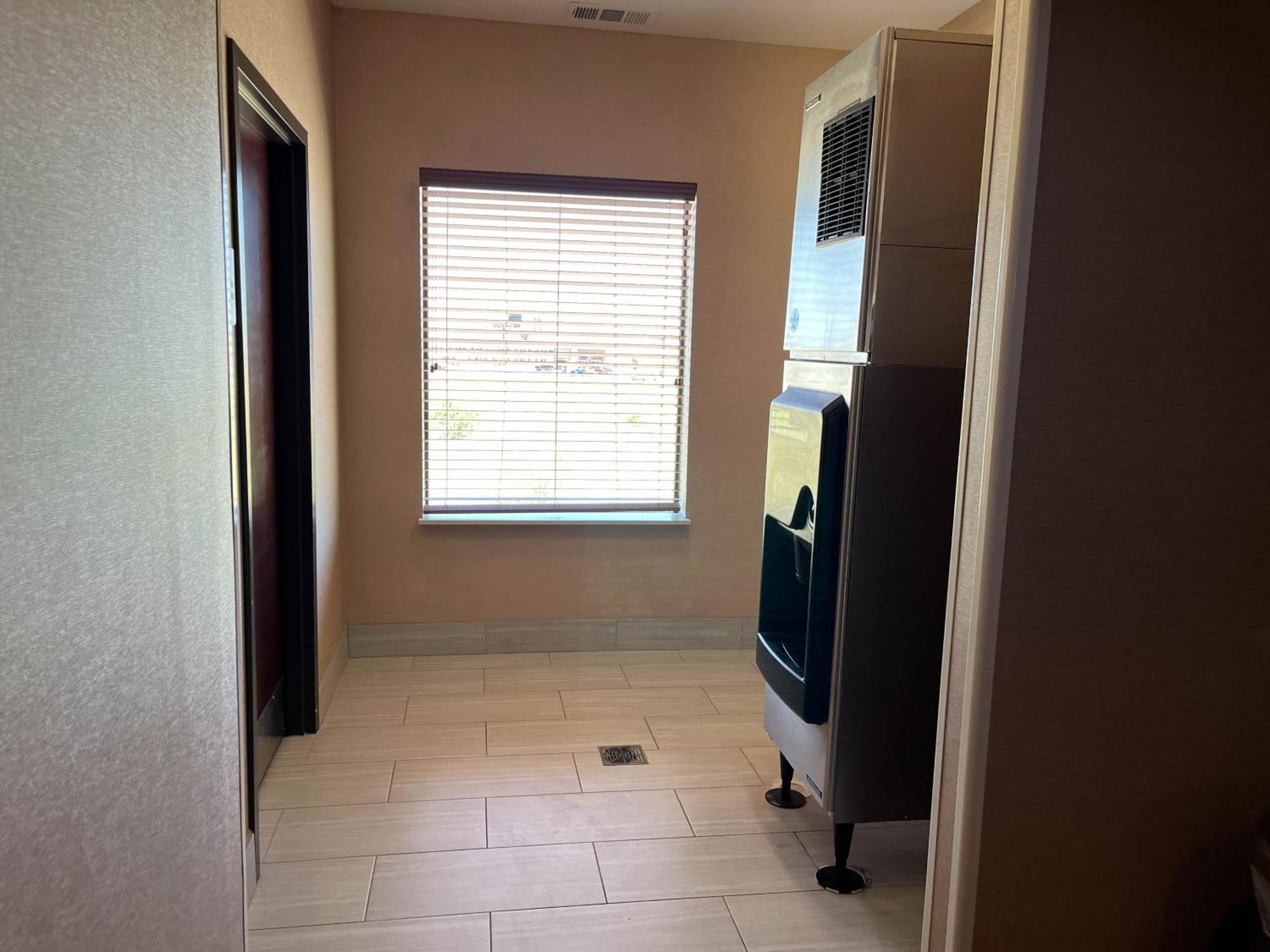 Hampton Inn Pearsall Bagian luar foto