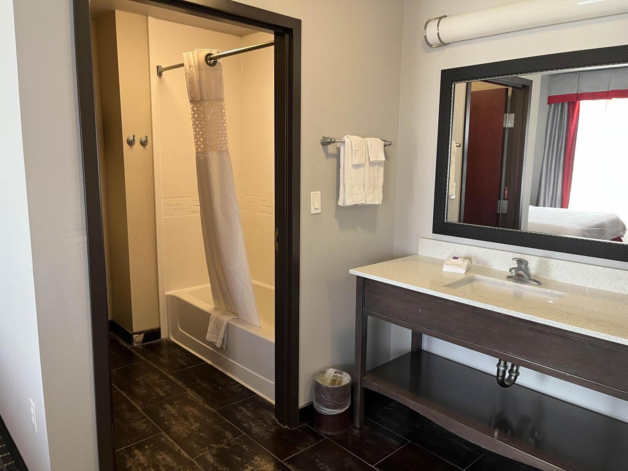 Hampton Inn Pearsall Bagian luar foto