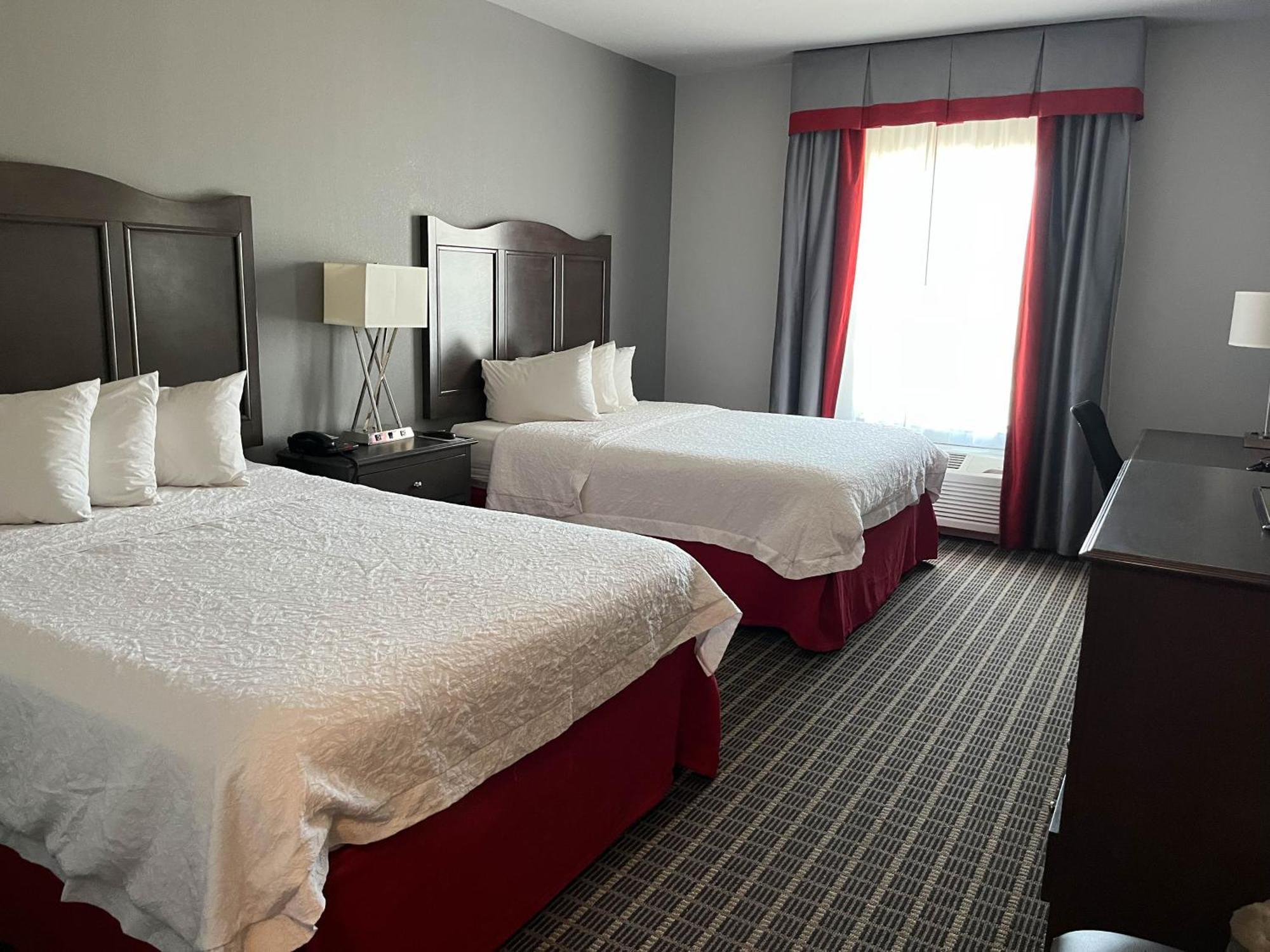 Hampton Inn Pearsall Bagian luar foto