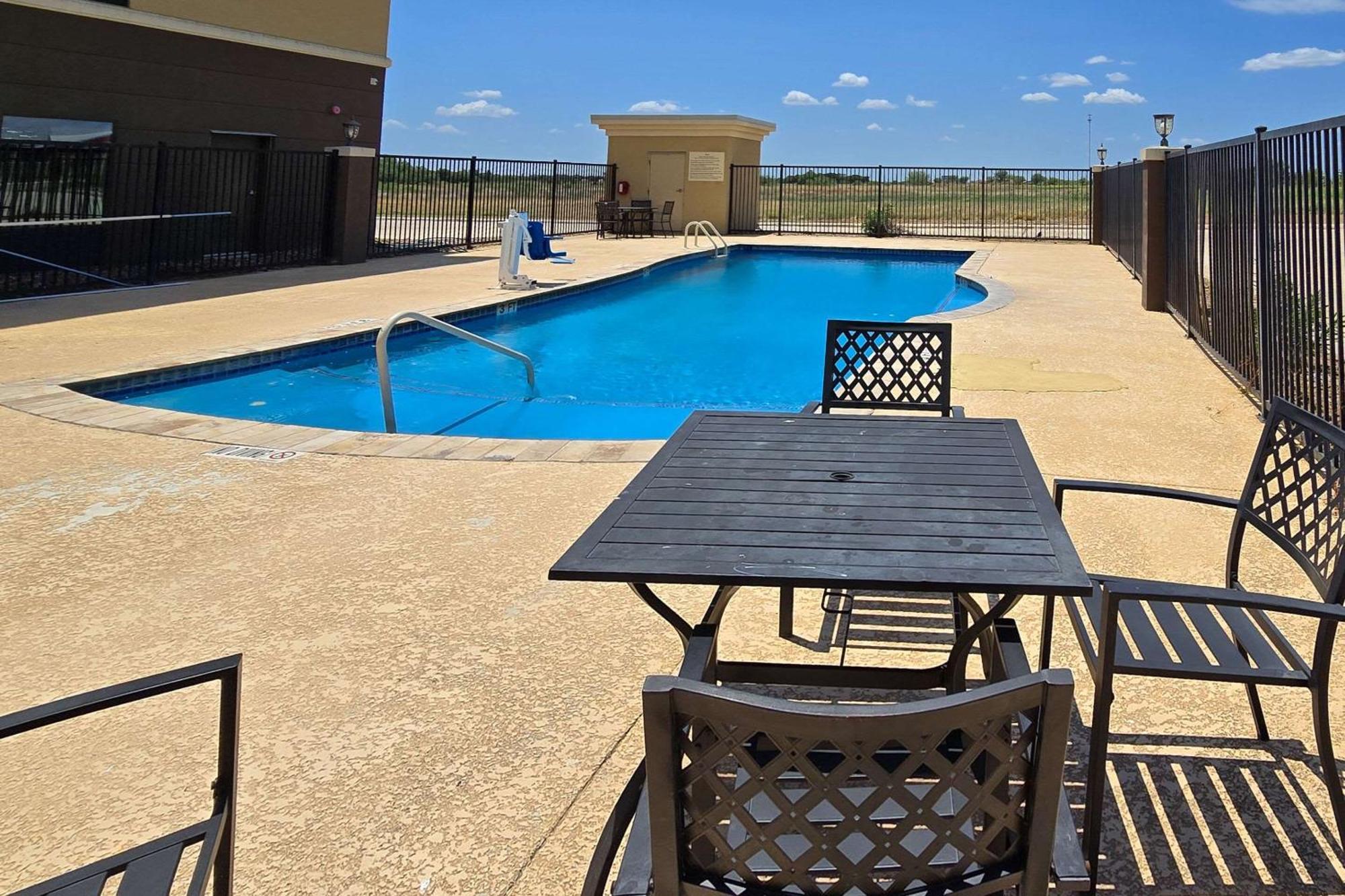 Hampton Inn Pearsall Bagian luar foto