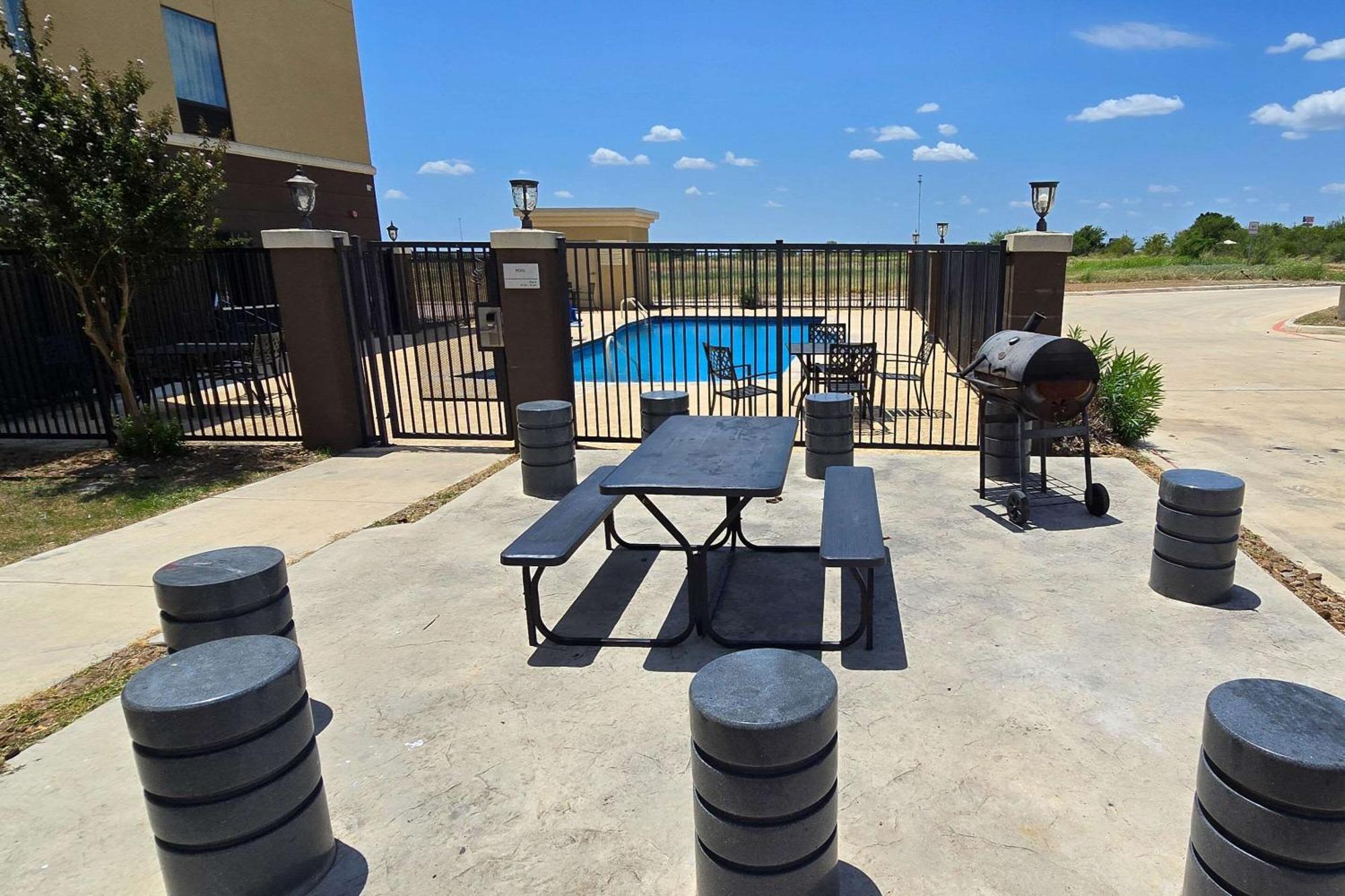 Hampton Inn Pearsall Bagian luar foto