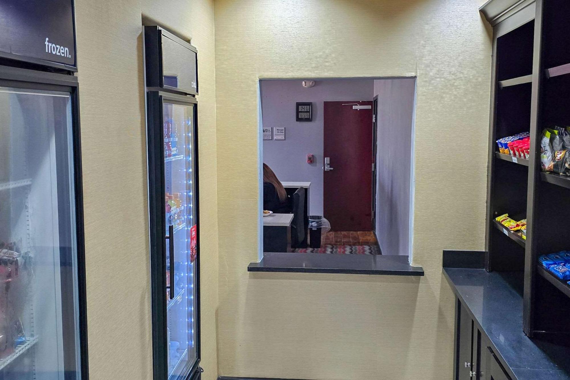 Hampton Inn Pearsall Bagian luar foto