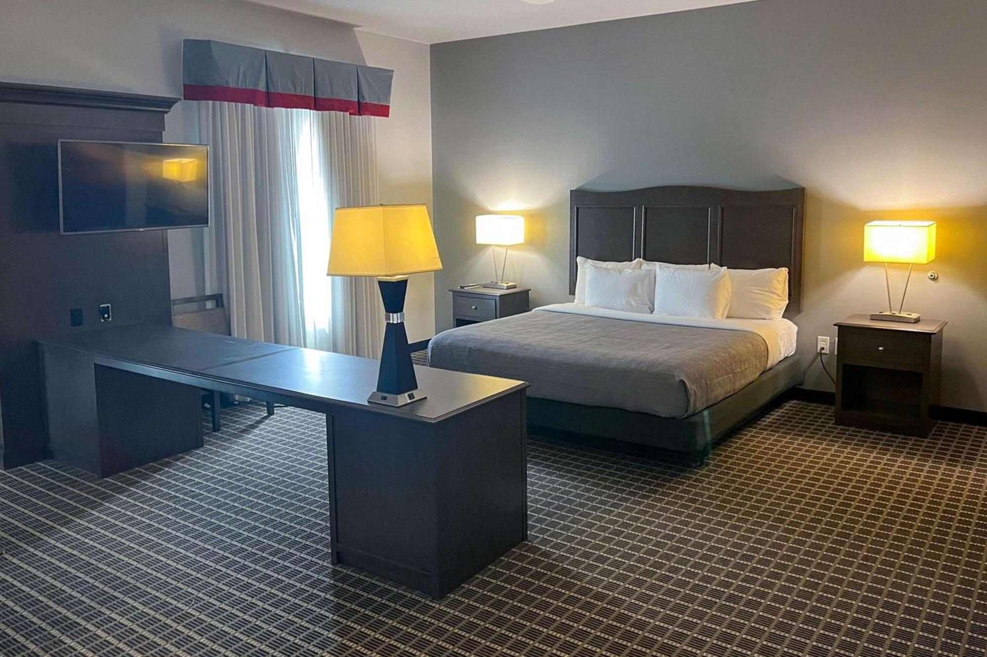 Hampton Inn Pearsall Bagian luar foto