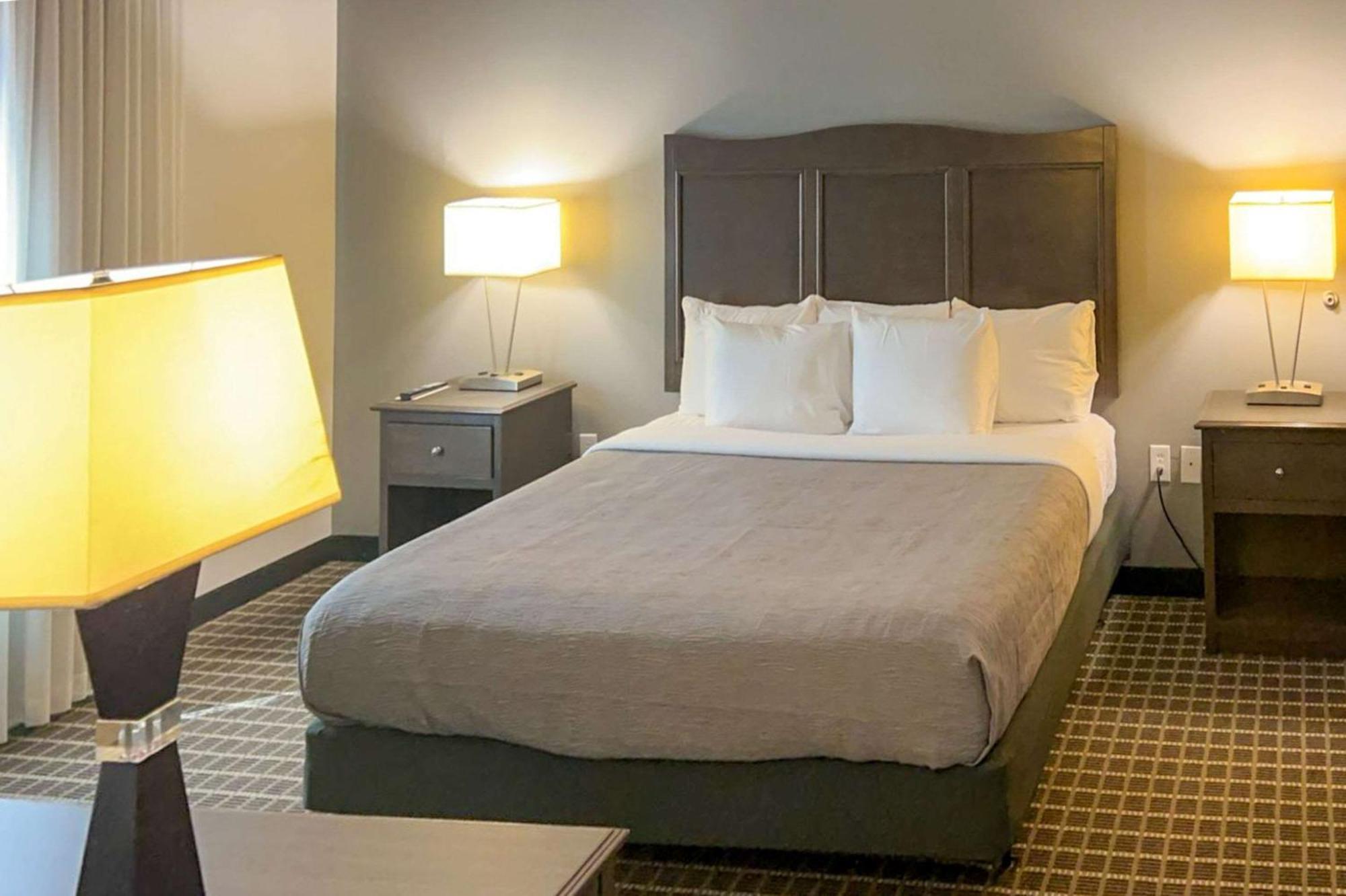 Hampton Inn Pearsall Bagian luar foto