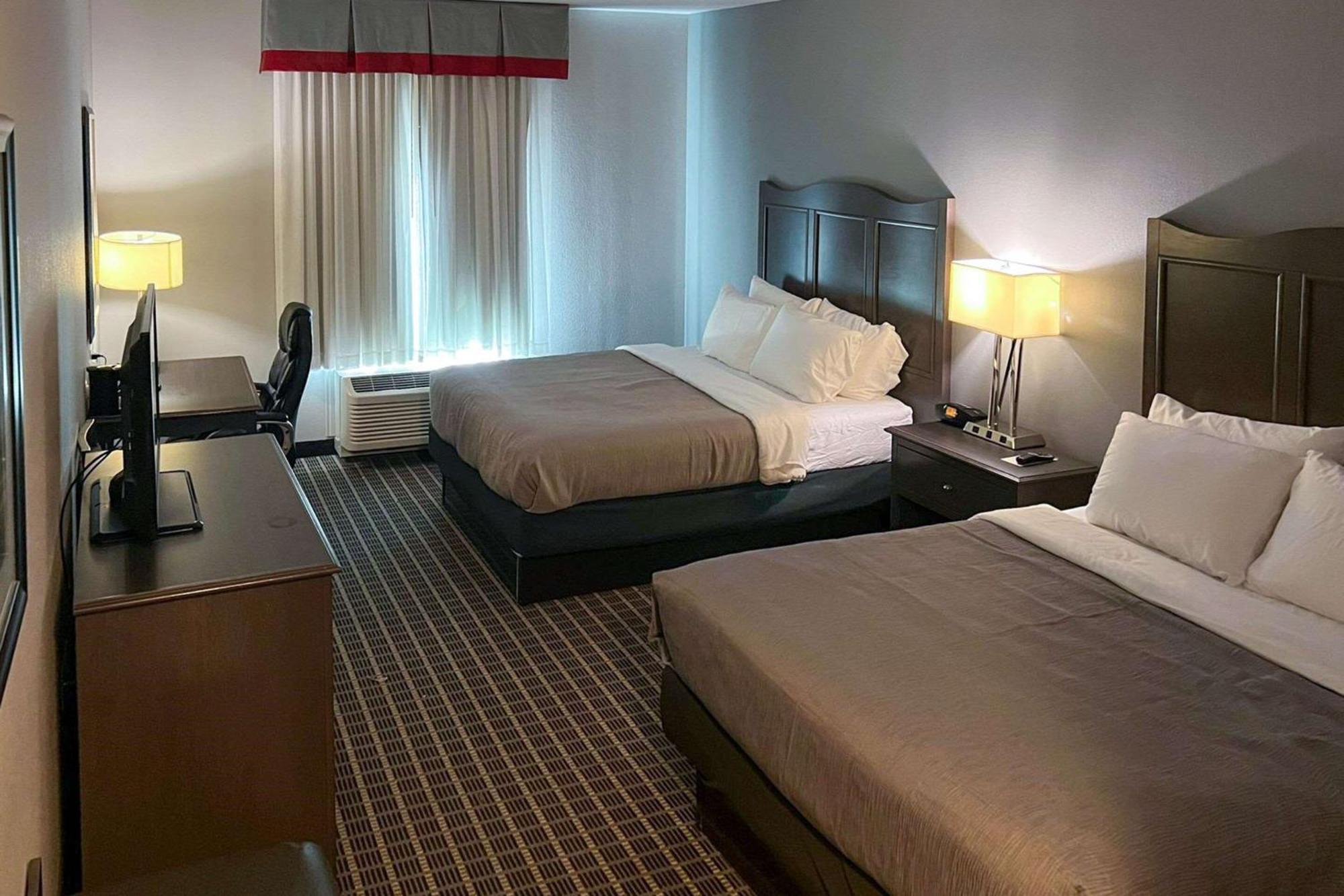 Hampton Inn Pearsall Bagian luar foto