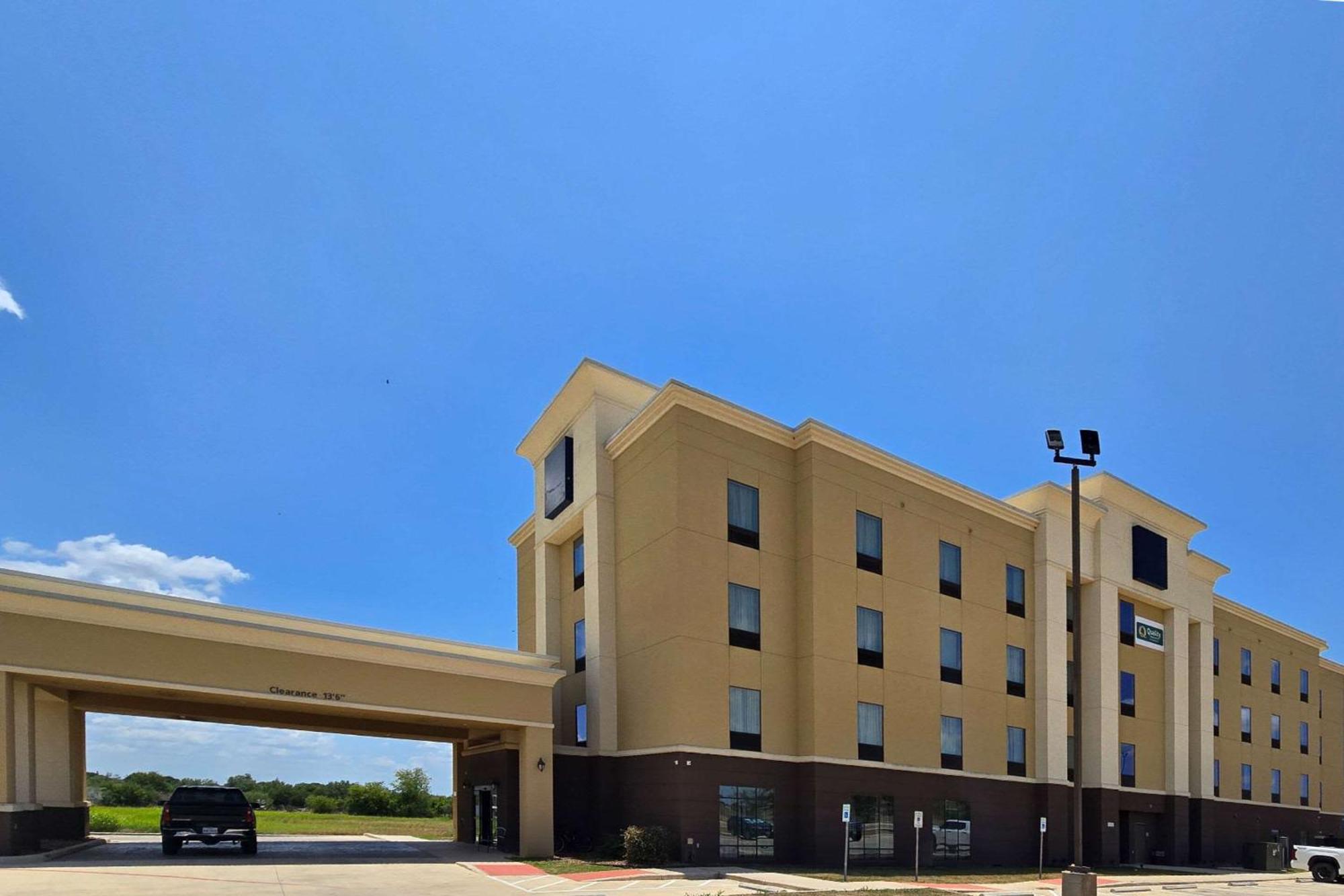 Hampton Inn Pearsall Bagian luar foto