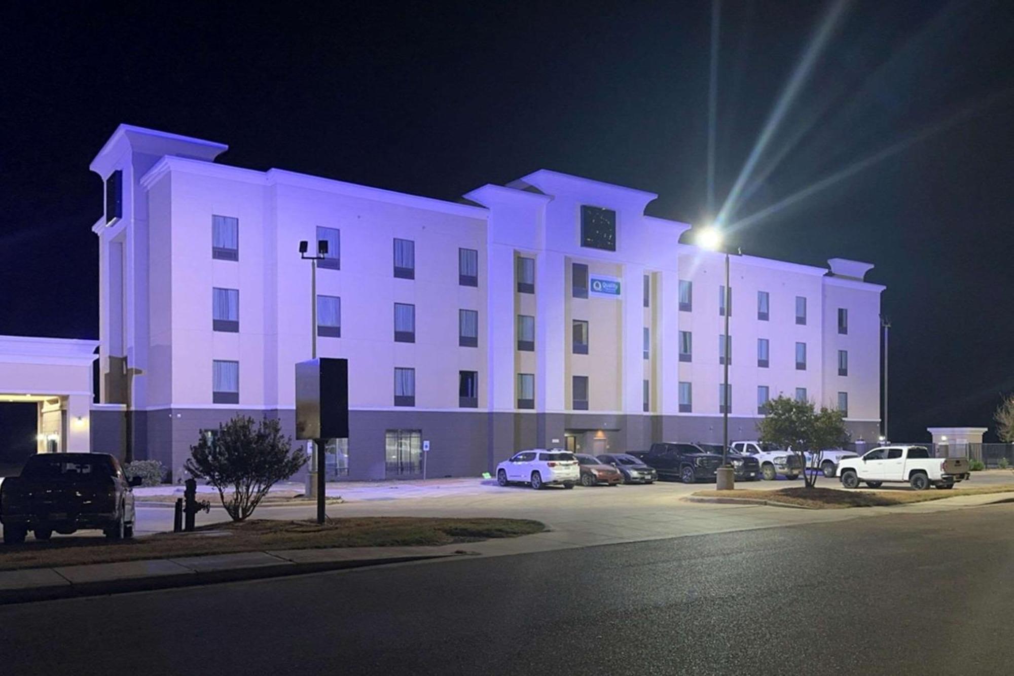 Hampton Inn Pearsall Bagian luar foto