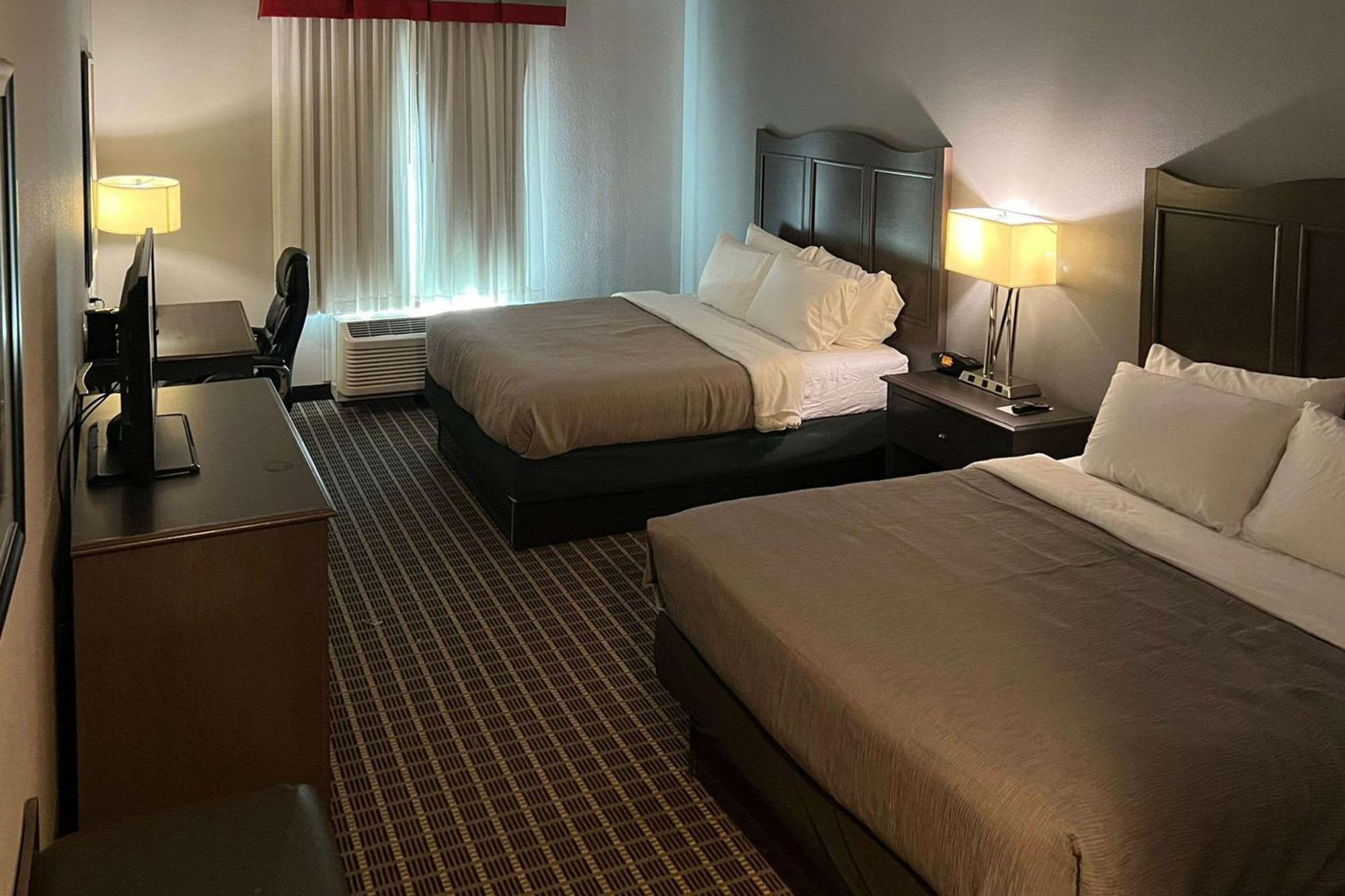 Hampton Inn Pearsall Bagian luar foto