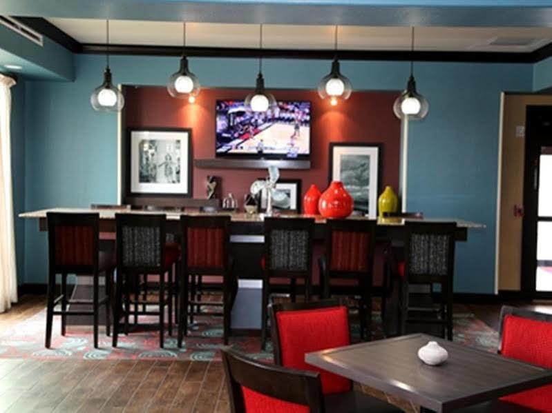 Hampton Inn Pearsall Bagian luar foto